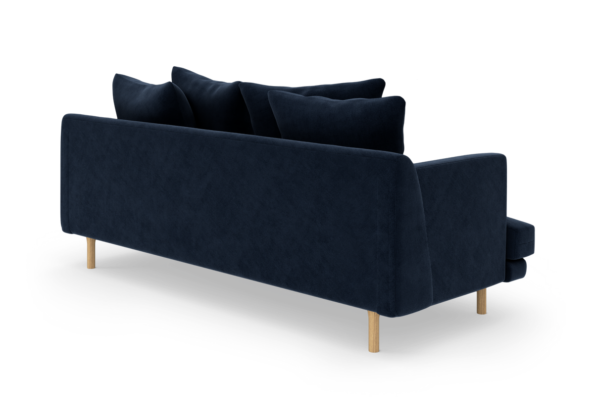 Mørkeblå, moderne 3-personers sofa set bagfra i skrå vinkel, med slanke træben og løse rygpuder.