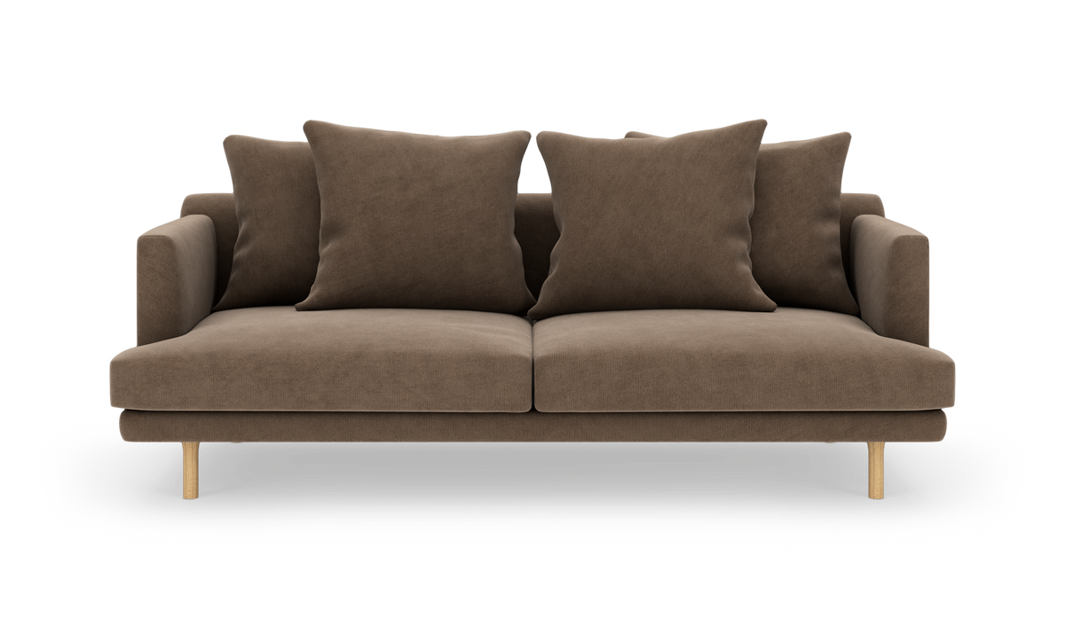 Brun 2-personers sofa med fire store puder og lyse træben, set forfra.