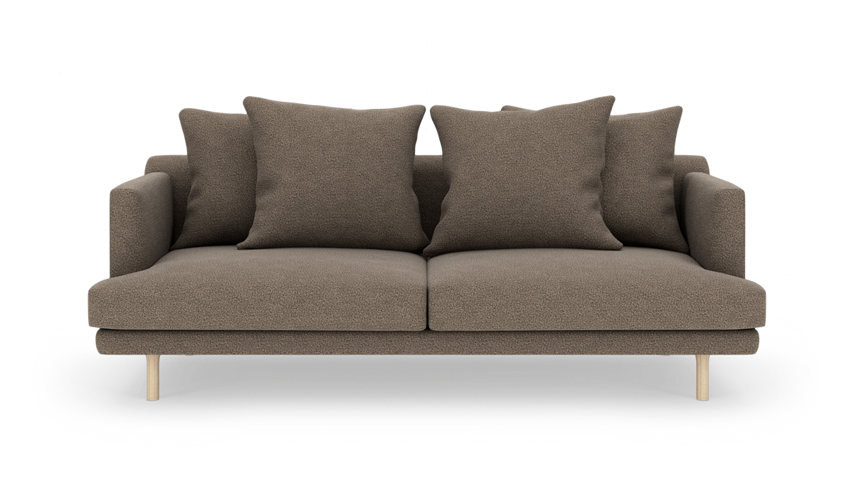 Brun 2-personers sofa med fire løse ryghynder og lyse træben, frilagt på hvid baggrund.