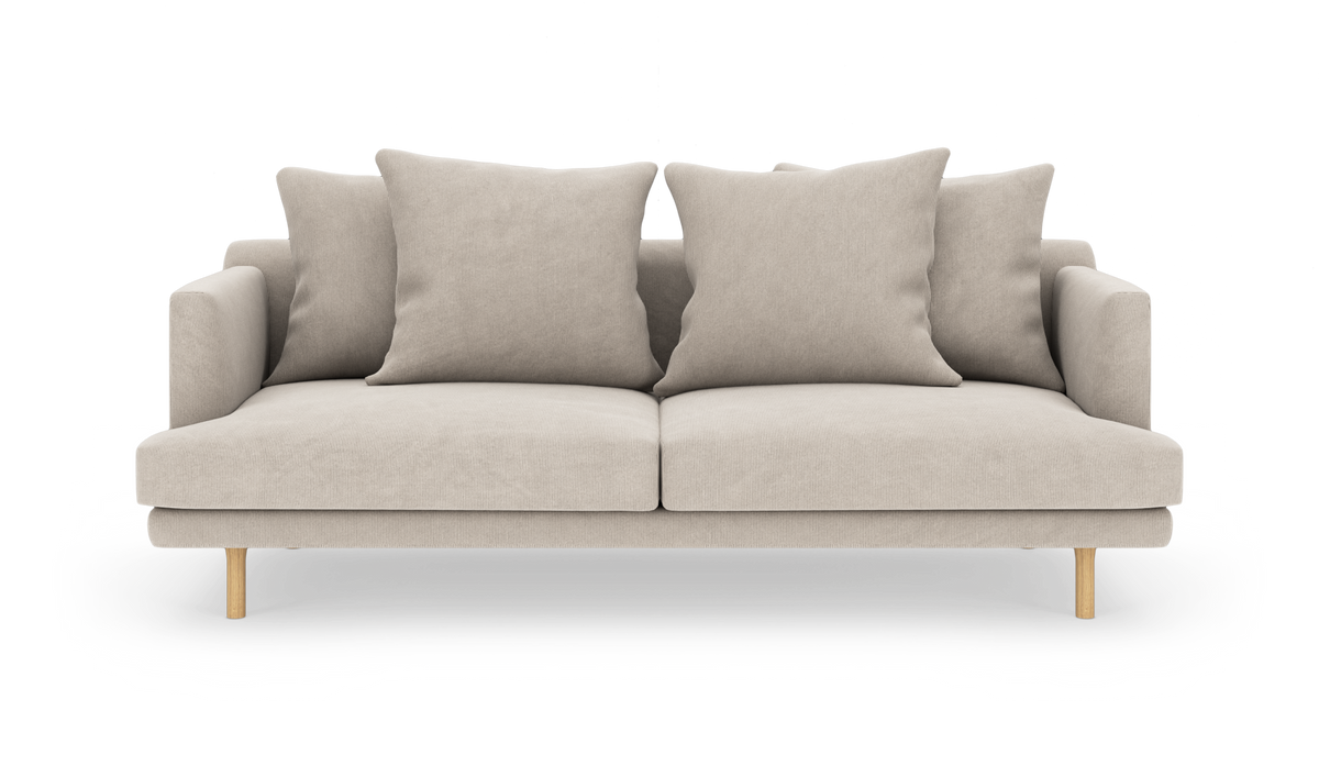 Beige 2-personers sofa med fire store puder og lyse træben, frilagt på hvid baggrund med blød skygge.