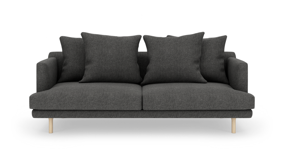 Mørkegrå 2-personers sofa med fire store puder og lyse træben, set forfra.