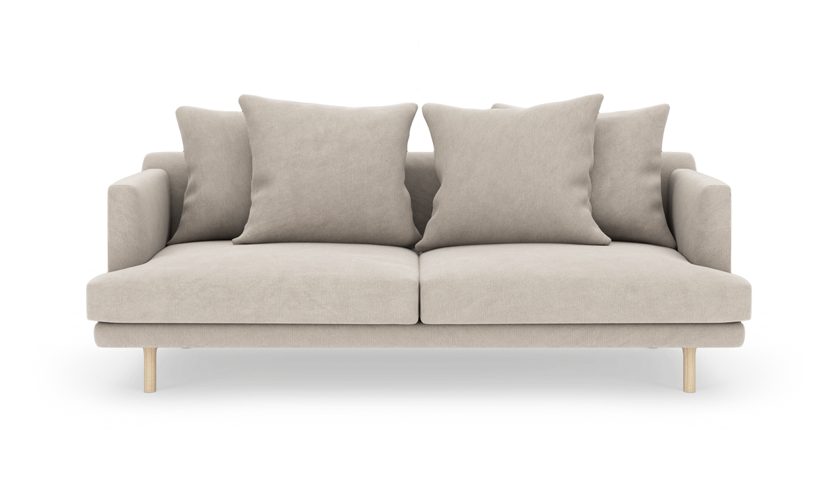 Beige 2-personers sofa med fire store puder og træben, set forfra.