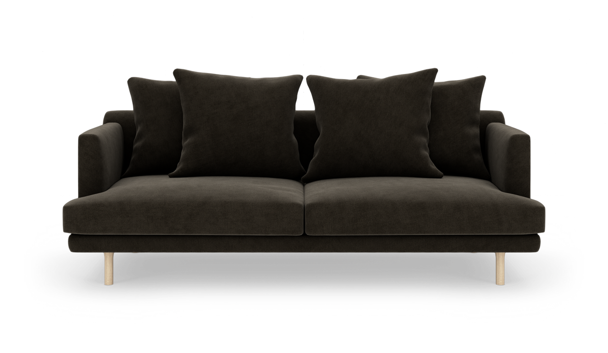 Mørkebrun sofa med to sædehynder, fire ryghynder og lyse træben, frilagt set forfra.