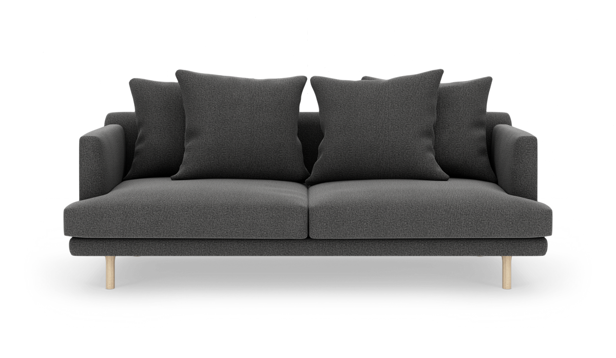 Mørkegrå moderne 2-personers sofa med fire store puder og lyse træben, set forfra.