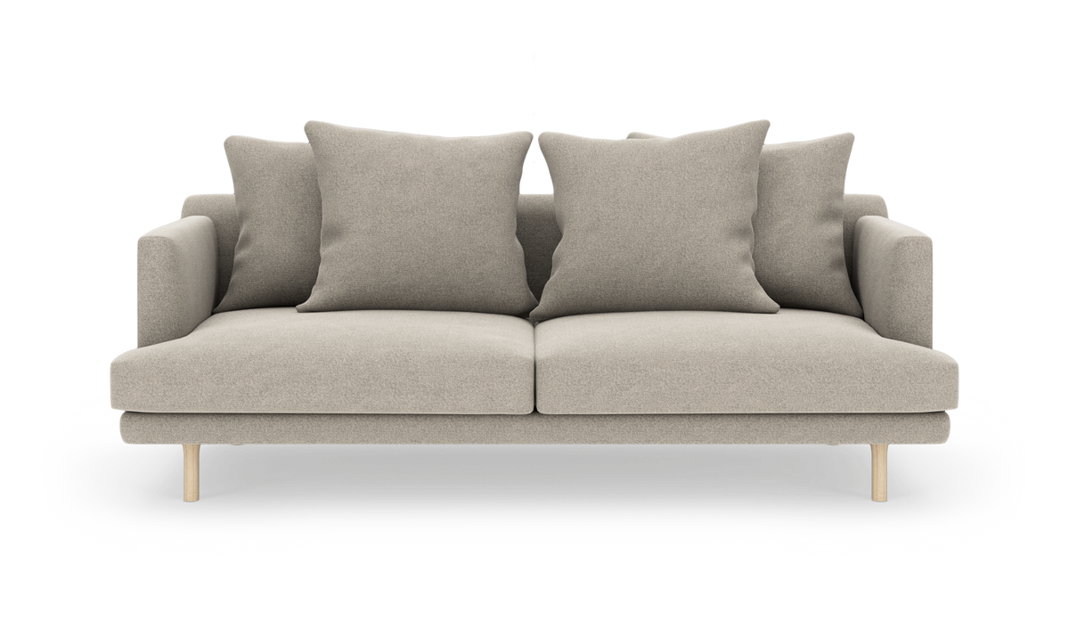 Beige 2-personers sofa med fire store puder og lyse træben, frilagt på hvid baggrund.