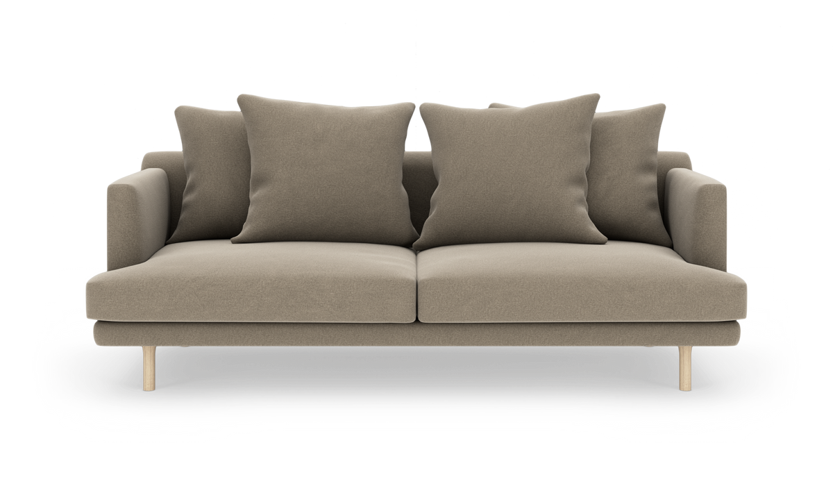 Beige 2-personers sofa med fire store puder og lyse træben, fritlagt på hvid baggrund.