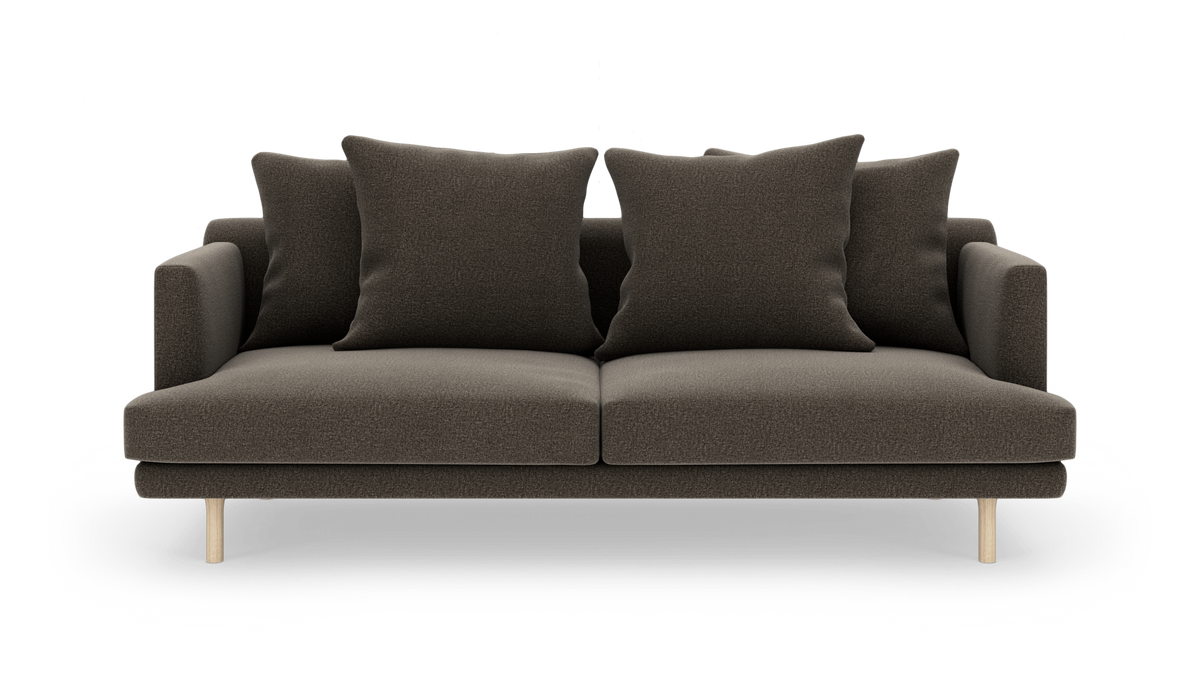 Brun to-personers sofa med fire store puder og lyse træben, frilagt på hvid baggrund.