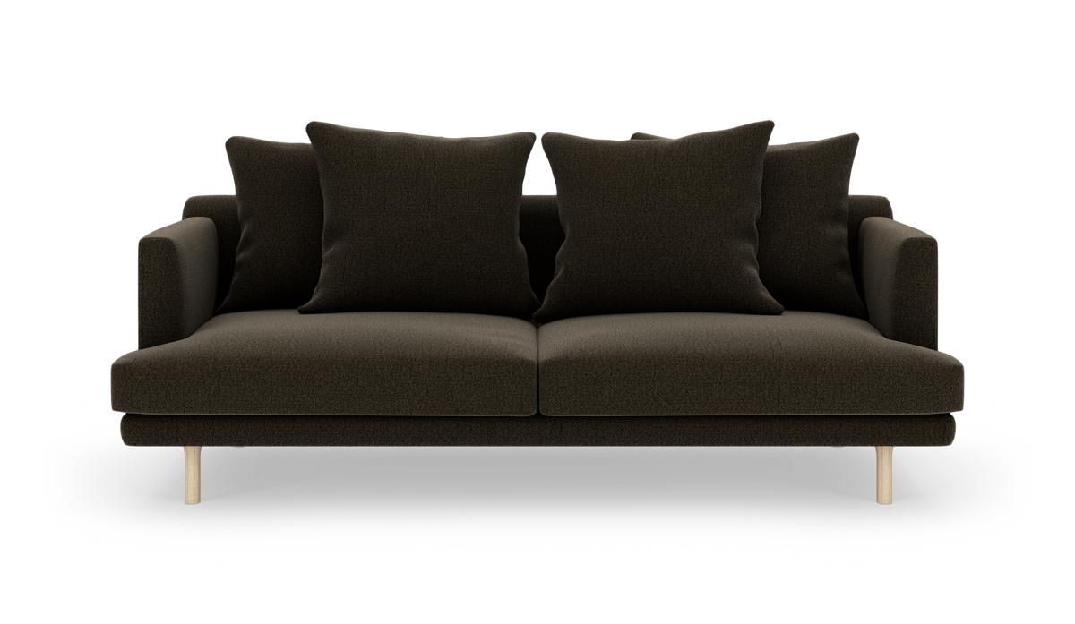 Mørkebrun 2-personers sofa med fire store puder og lyse træben, frilagt frontvisning.