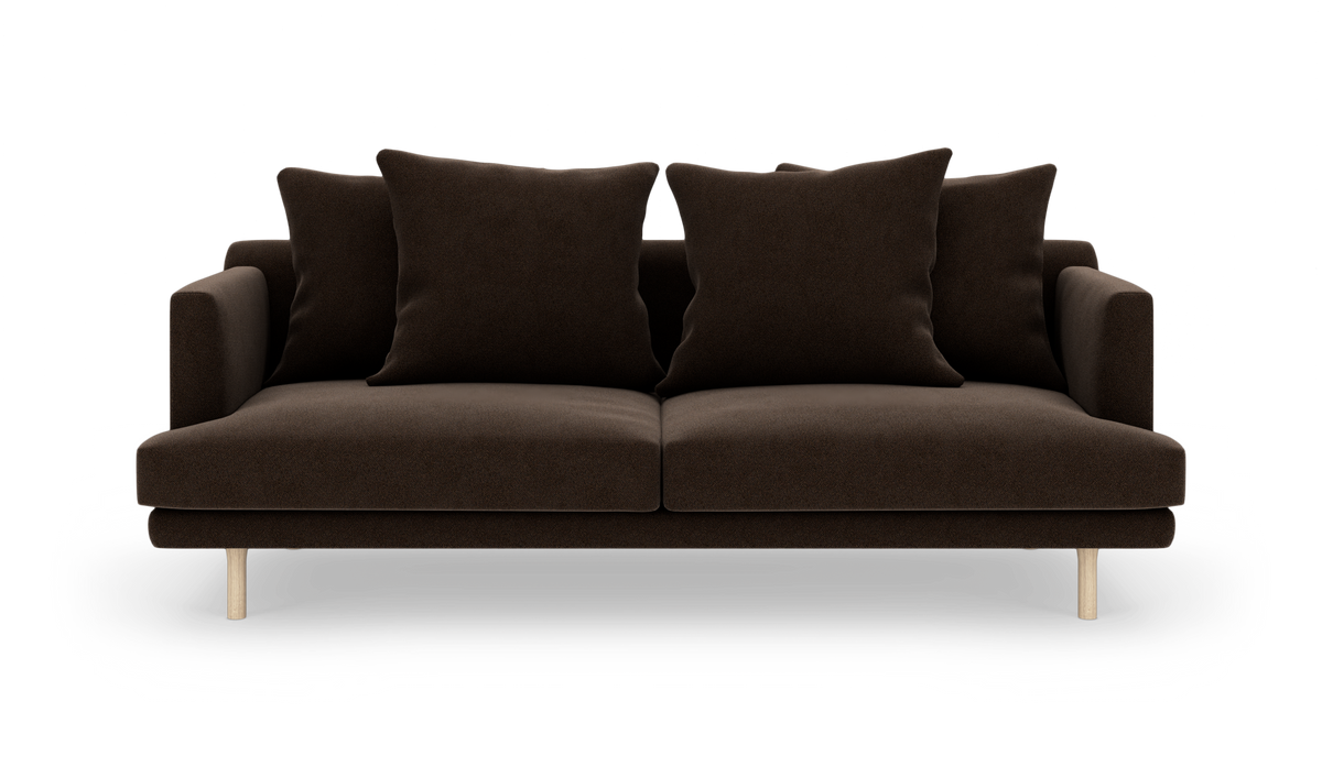 Brun 2-personers sofa med fire løse puder og lyse træben, set lige forfra.