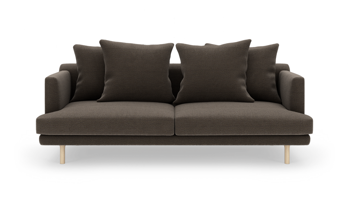 Brun 2-personers sofa med fire store puder og lyse træben, set forfra.