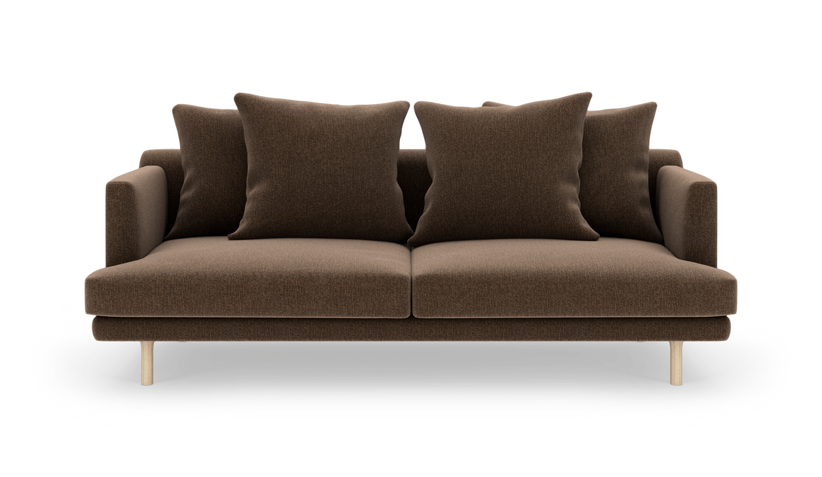 Brun 2-personers sofa med fire store puder og lyse træben, frilagt på hvid baggrund.