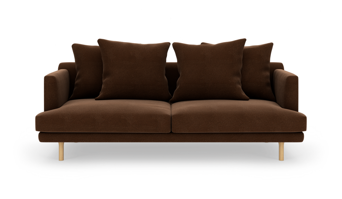 Brun 2-personers sofa med fire store puder, frilagt på hvid baggrund.