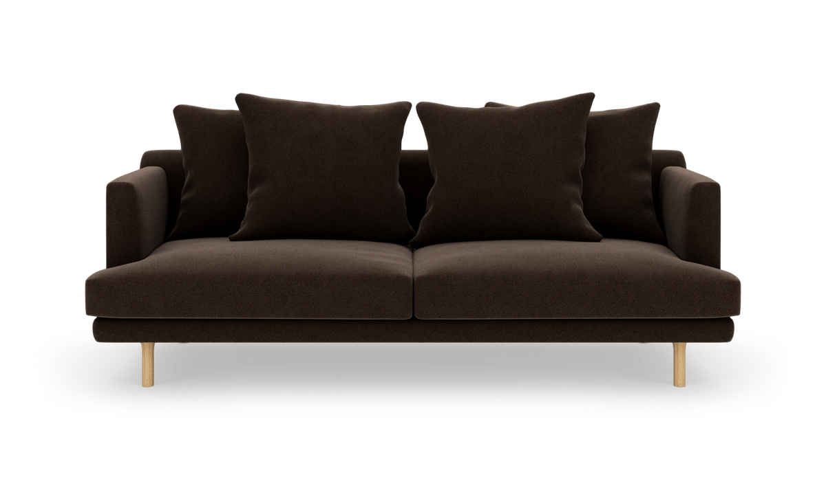 Mørkebrun 2-personers sofa med fire store puder og lyse træben, frilagt på hvid baggrund.