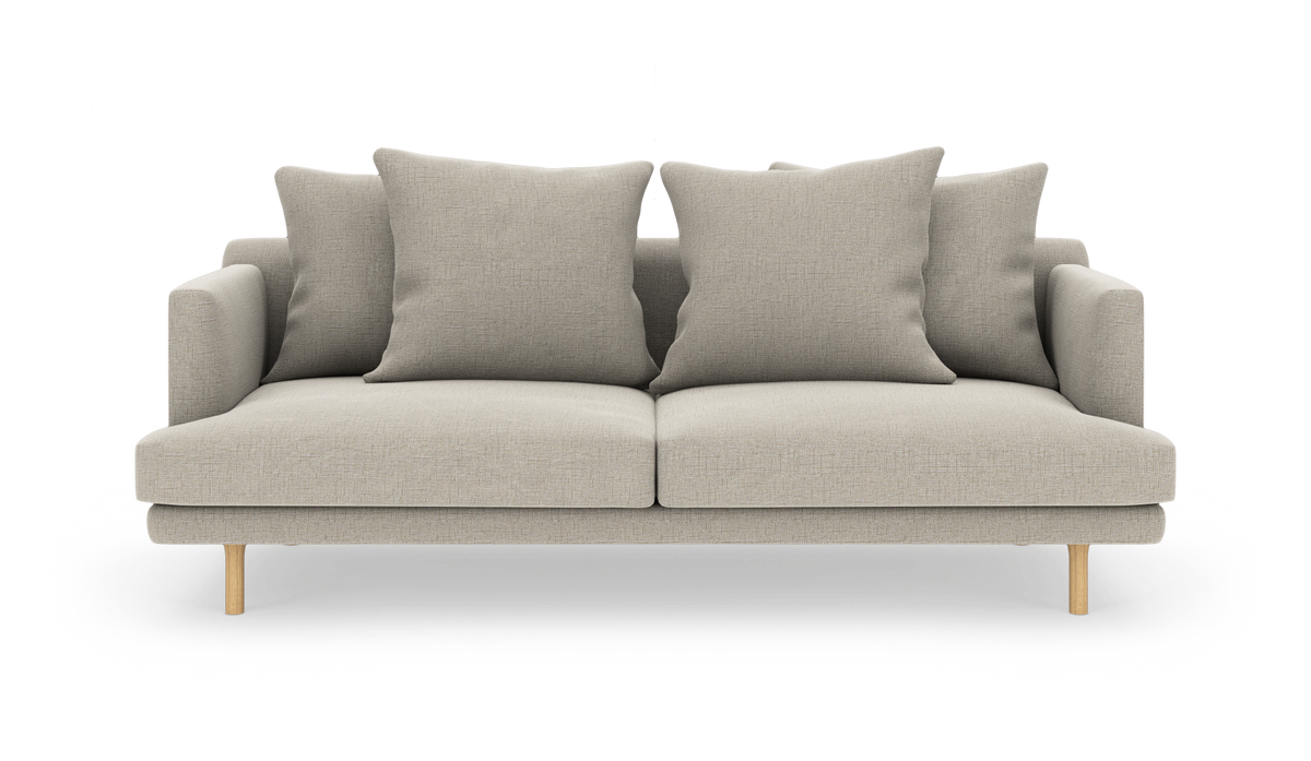 Lys beige sofa med to siddepuder, fire løse puder og træben; frontvisning på hvid studiobaggrund.