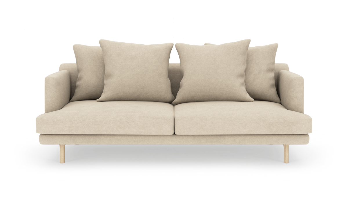 Beige 2-personers sofa med fire store puder og træben, frilagt på hvid baggrund.
