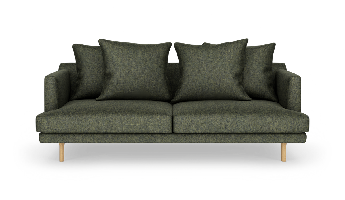 Mørkegrøn sofa med fire rygpuder og lyse træben, set forfra mod hvid baggrund.