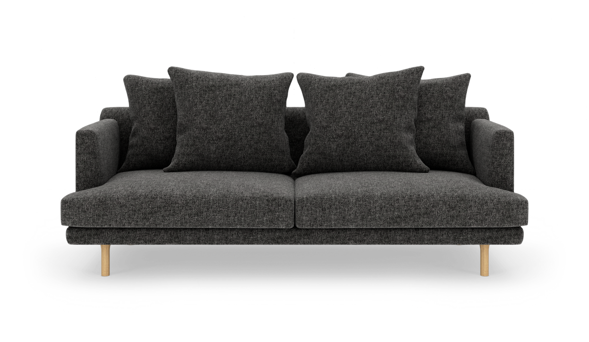 Mørkegrå 2-personers sofa med fire store puder og lyse træben, set forfra mod hvid baggrund.