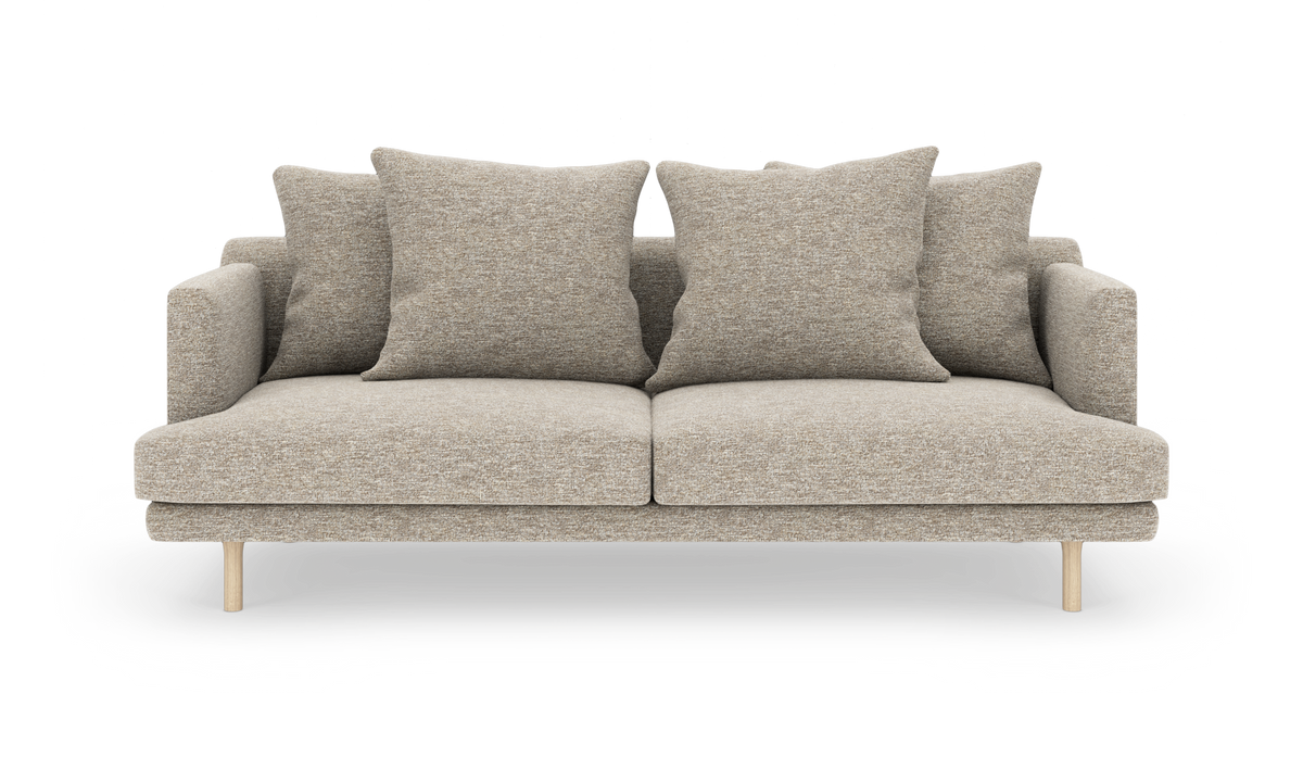 Beige 2-personers sofa med fire løse rygpuder og lyse træben, fritlagt på hvid baggrund.