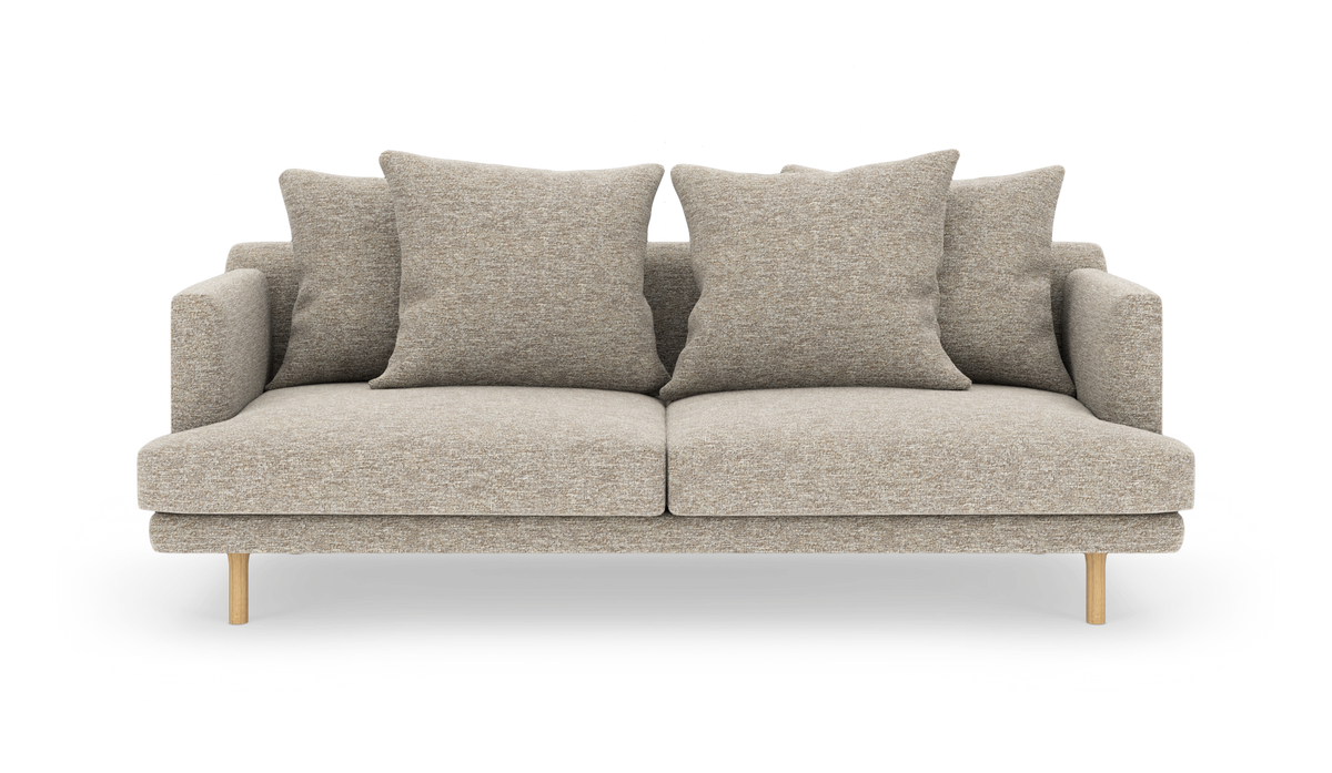 Beige 2-personers sofa med fire store puder og træben, fritlagt på hvid baggrund.