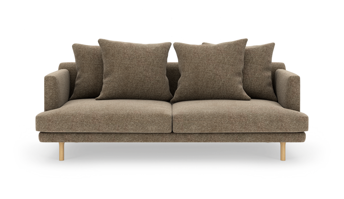 Brun 2-sæders sofa med fire store puder og lyse træben, set forfra på hvid baggrund.
