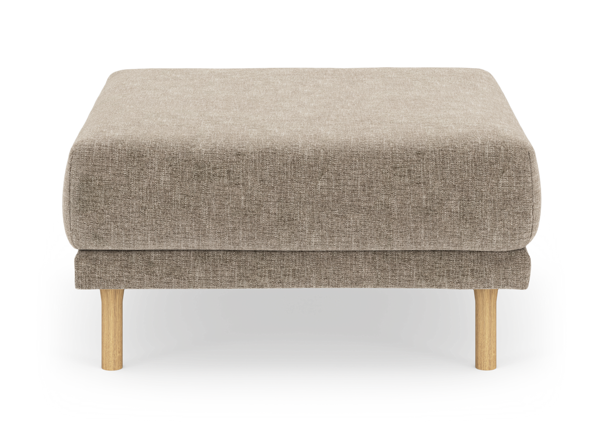 Beige stofpuf/ottoman med træben, fotograferet forfra mod hvid baggrund.