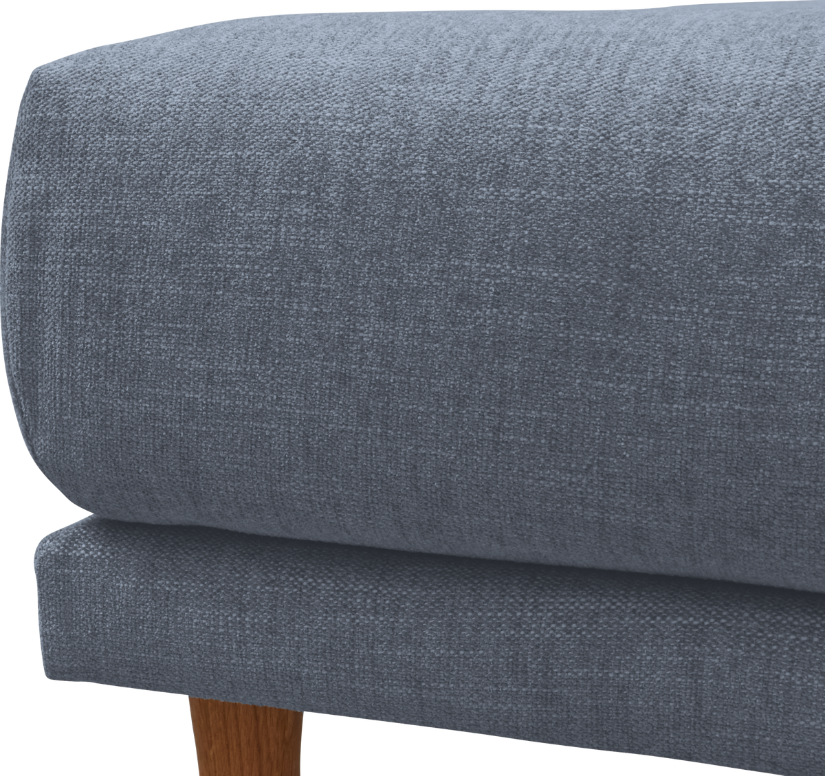 Nærbillede af blågrå stofpolstring og træben på sofa eller puf.
