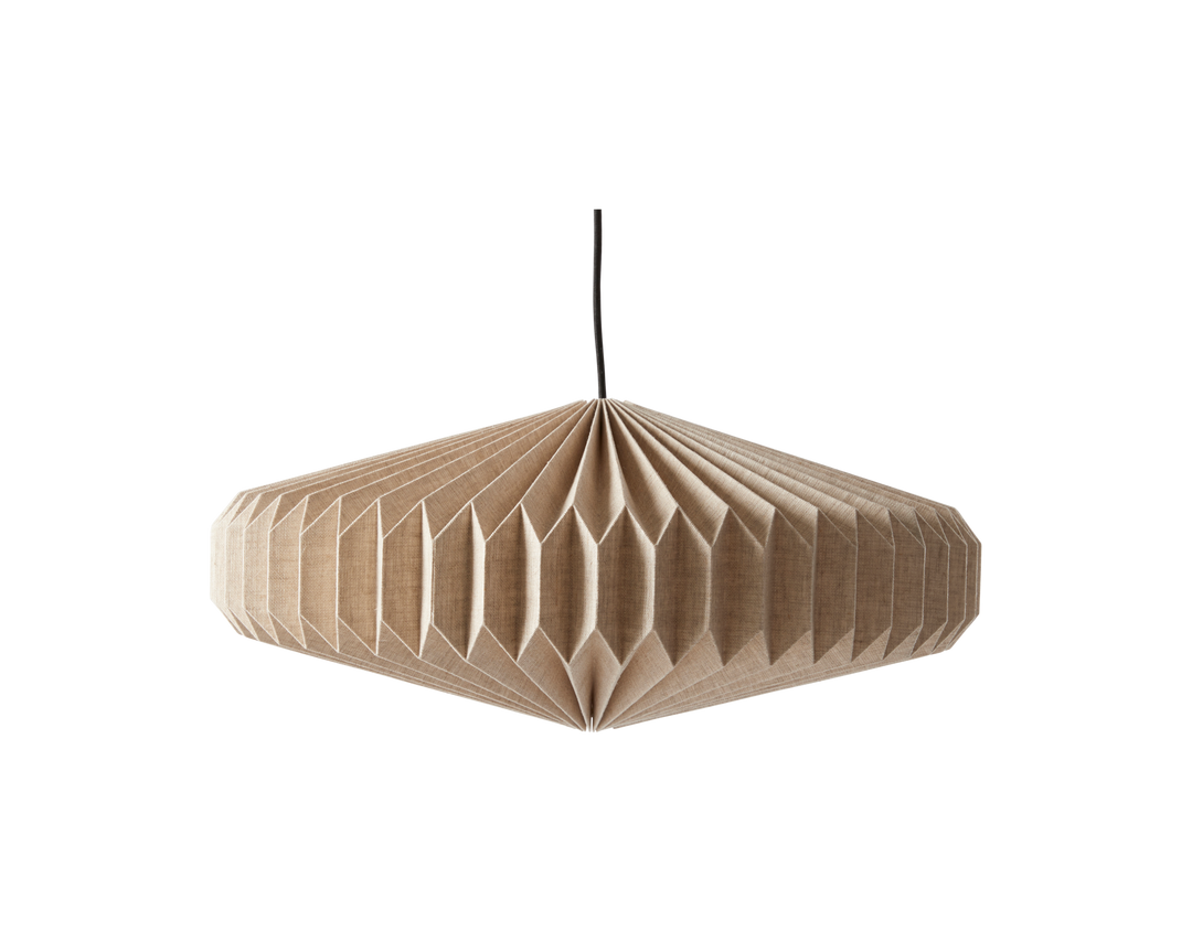 Beige plisseret pendel med geometrisk foldet skærm og sort ledning.