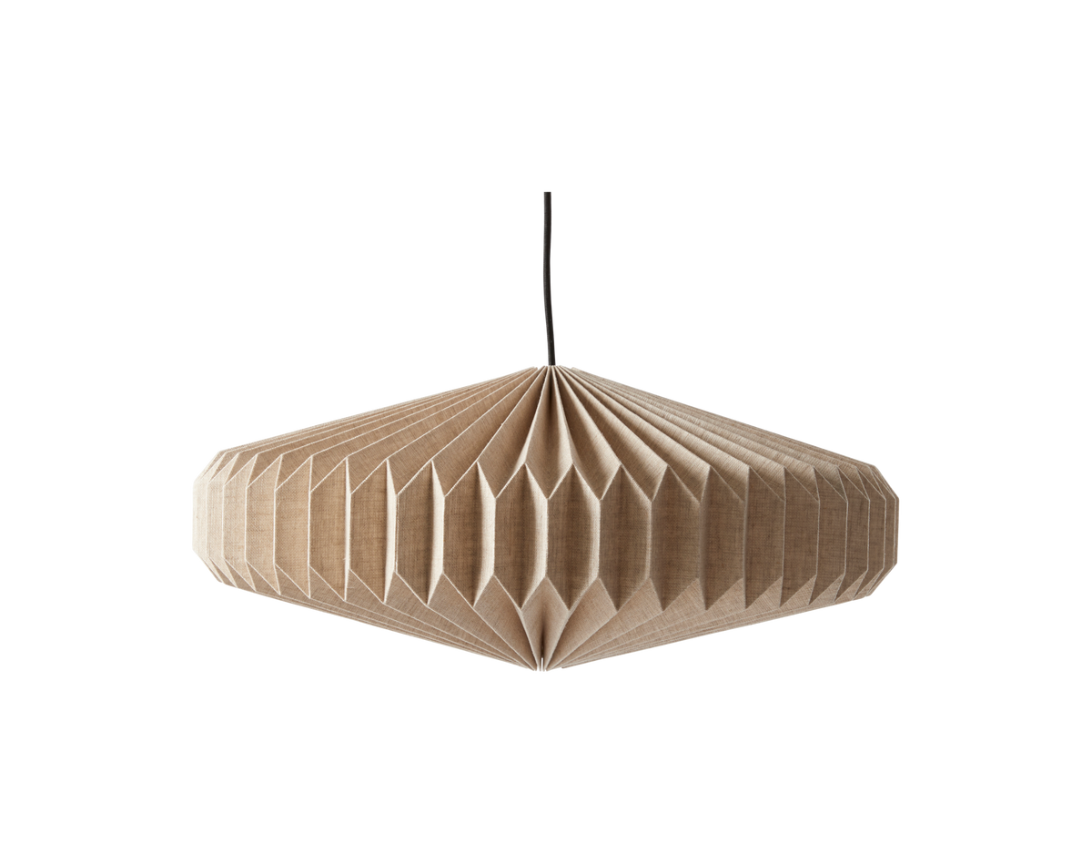 Beige plisseret pendel med geometrisk foldet skærm og sort ledning.