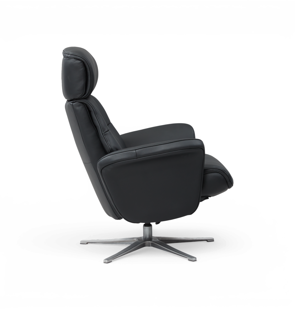 Sort læderlænestol med recliner og justerbart nakkestøtte på metal drejefod, vist i sideprofil på hvid frilagt baggrund.