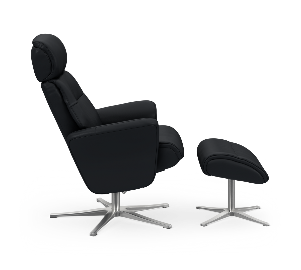Sort reclinerlænestol med matchende fodskammel i læder, på metalkrydsfod, set fra siden på hvid baggrund.