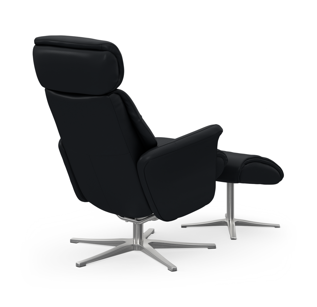 Sort reclinerlænestol med matchende fodskammel på kromdrejefod, frilagt mod hvid baggrund, set skråt bagfra.