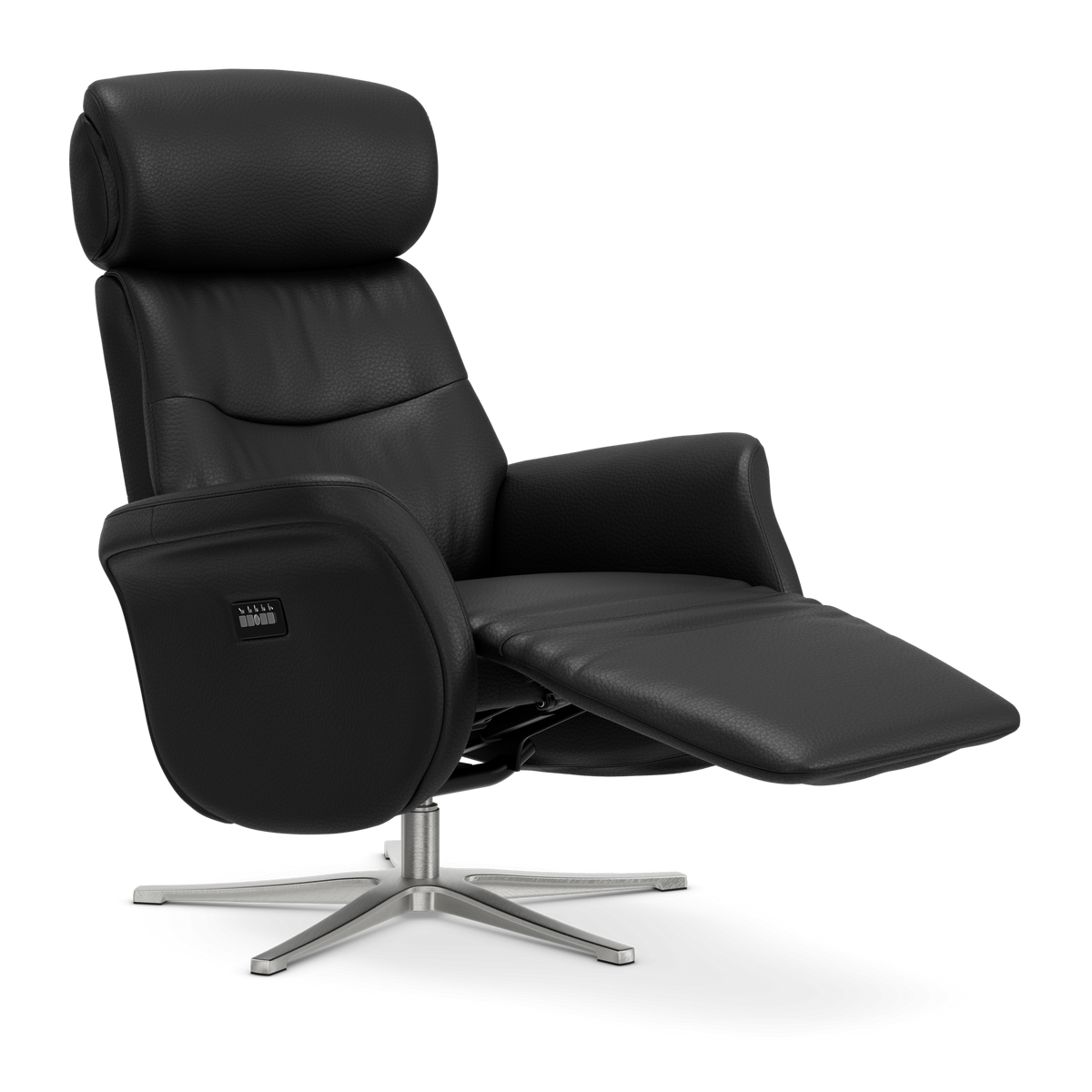 Sort læderlænestol med recliner og udfældet fodstøtte på drejelig metalstjernefod.