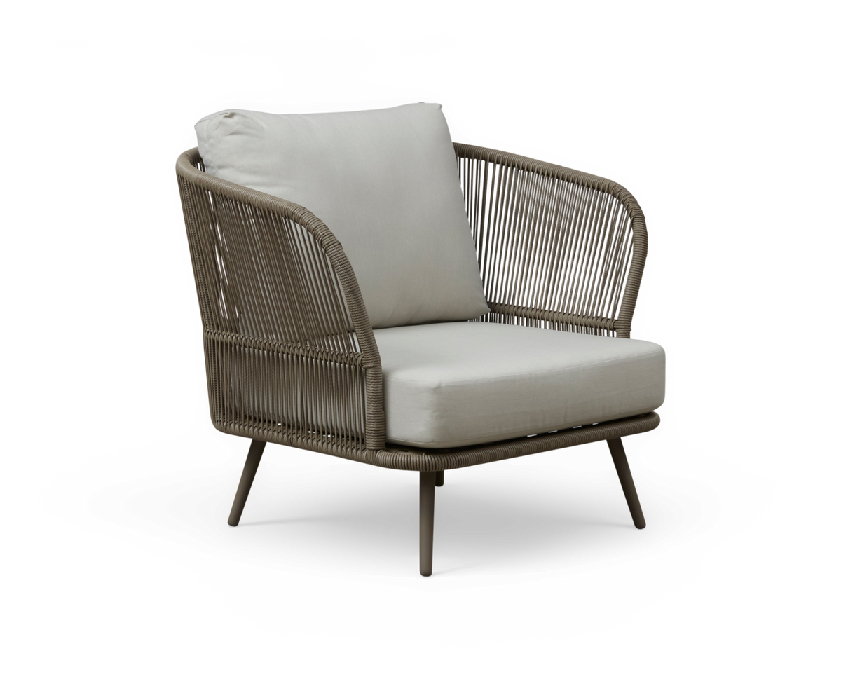 Lounge lænestol i flettet reb/kunstrotting med beige sæde- og ryghynde, frilagt produktbillede.