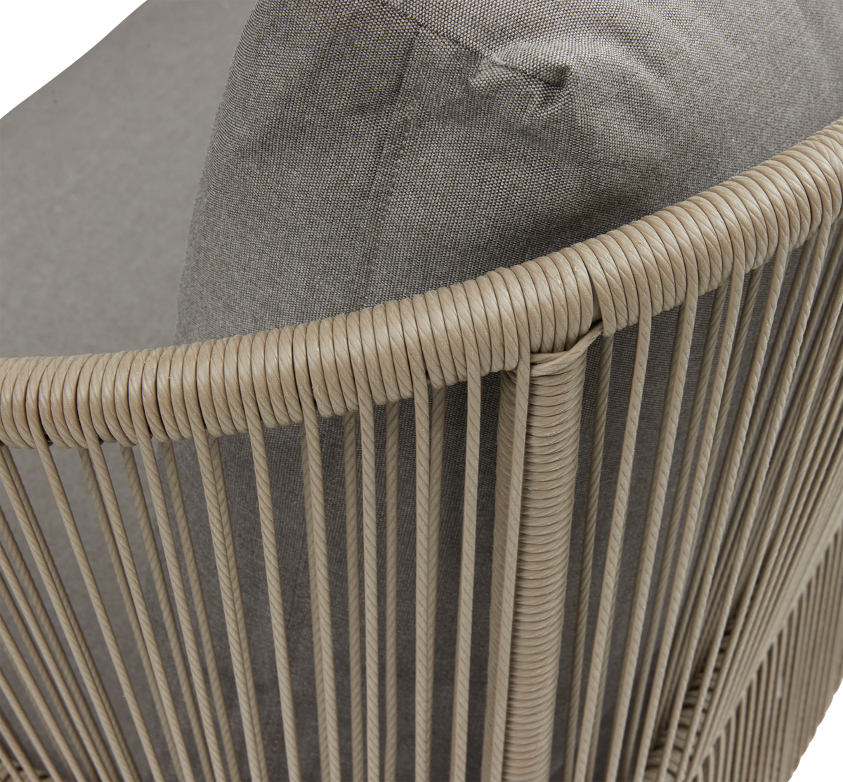 Nærbillede af en stol med beige rebdetaljer på ryglænet og grå pude.