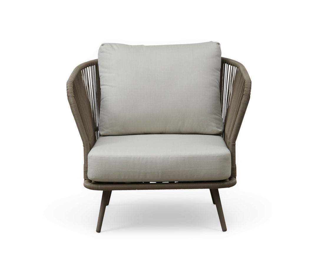 Moderne beige loungestol med rebdetaljer og lyse puder, set forfra.