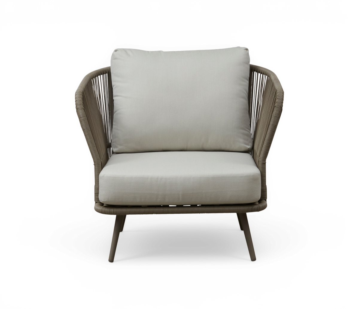 Moderne beige loungestol med rebdetaljer og lyse puder, set forfra.