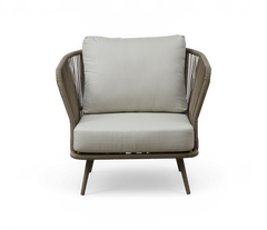 Moderne beige loungestol med rebdetaljer og lyse puder, set forfra.