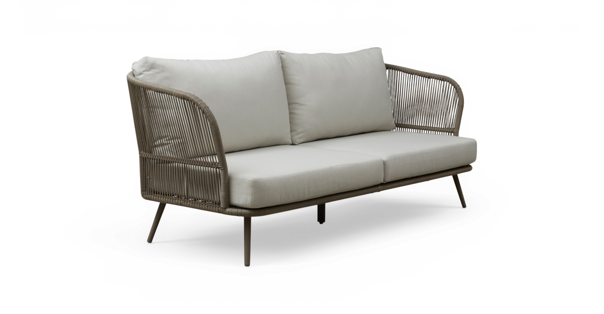 Beige 3‑personers sofa i flettet rebdesign med lyse hynder.