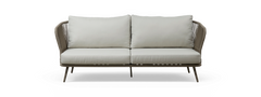 Lys beige 2-personers sofa med høje ryghynder, flettede rebsider og slanke metalben, frilagt på sort baggrund.