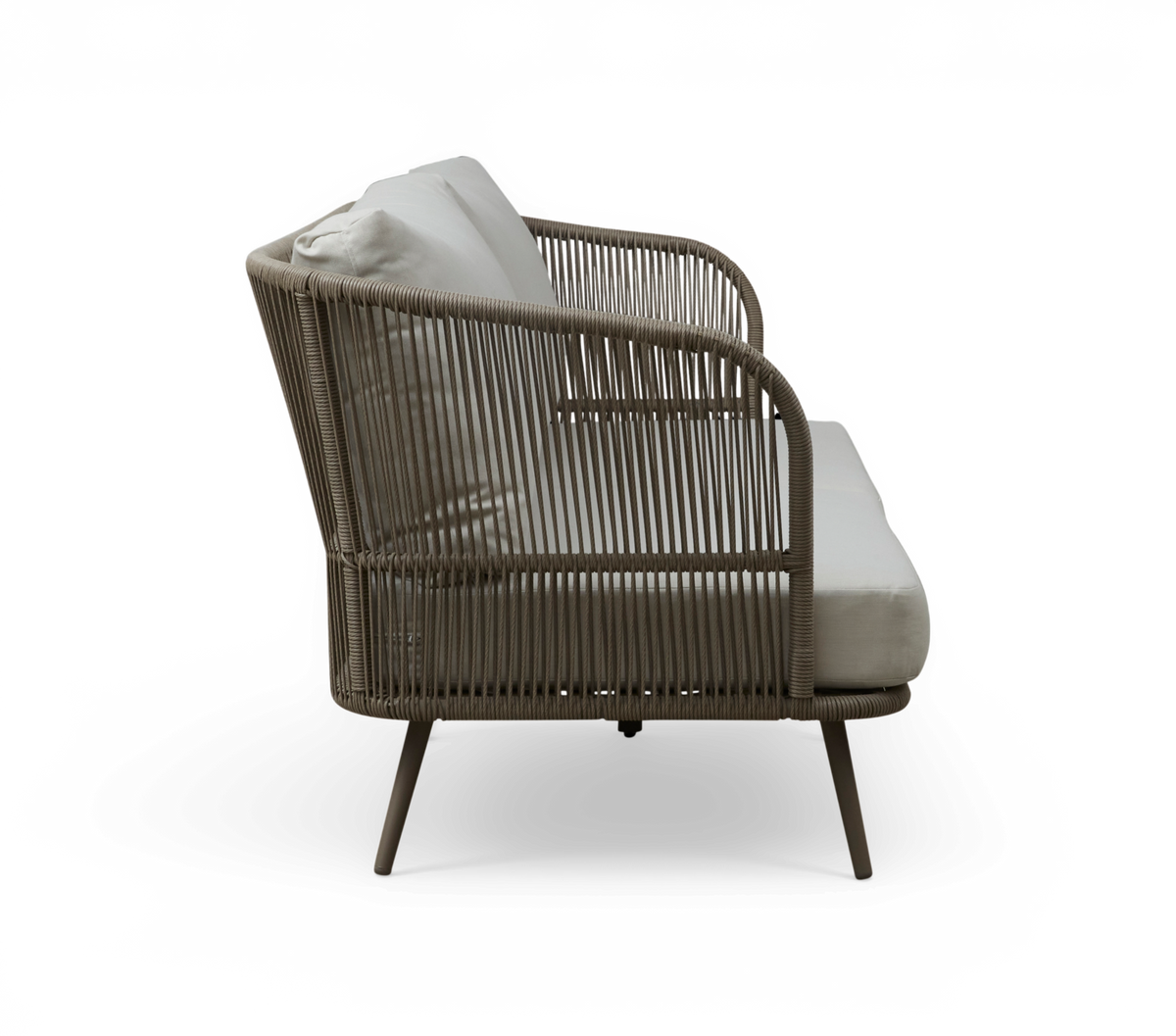 Sidevisning af beige udendørssofa i flettet rebdesign med hvide hynder.