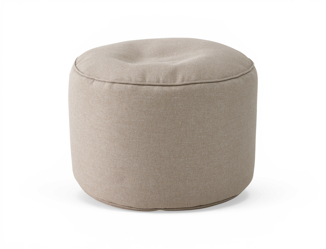 Beige rund puf/ottoman i stof, frilagt på hvid baggrund.