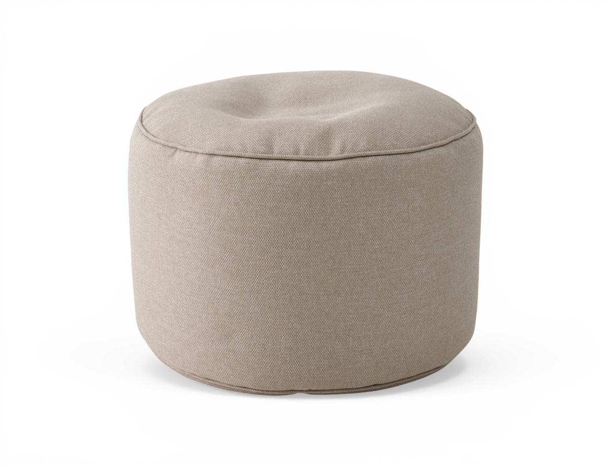 Beige rund puf/ottoman i stof, frilagt på hvid baggrund.