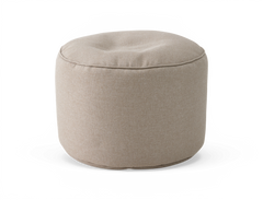 Beige rund puf/ottoman i stof, frilagt på hvid baggrund.