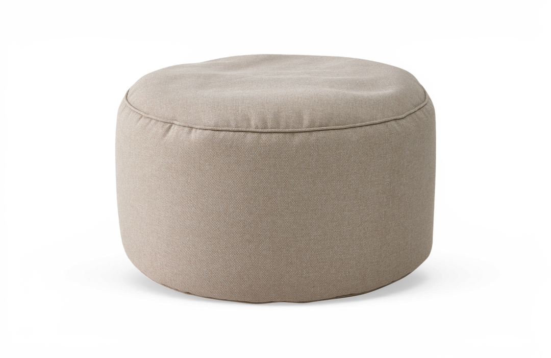 Beige rund puf/ottoman i stof på hvid baggrund.