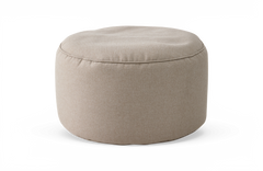 Beige rund puf/ottoman i stof på hvid baggrund.