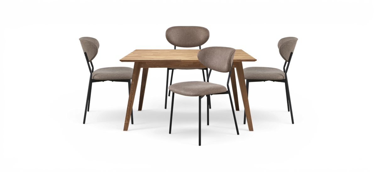Spisebordssæt med kvadratisk træbord og fire beige, polstrede stole med sorte ben.
