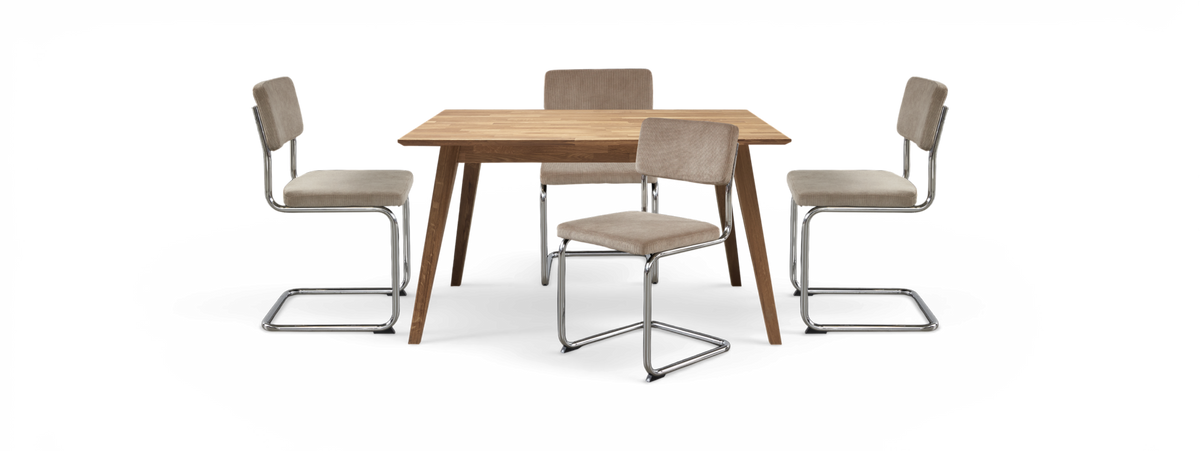 Spisesæt med rektangulært træbord og fire beige polstrede stole med kromede cantilever-ben.