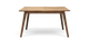 Rektangulært spisebord i massiv eg med skrå, tilspidsede ben, frontvisning.