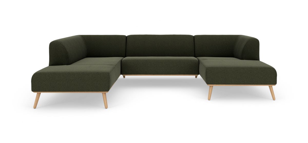 Mørkegrøn modulær hjørnesofa i U‑form med chaiselong i begge ender og træben, frilagt på hvid baggrund.