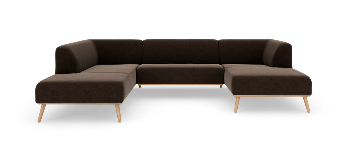 Modulær hjørnesofa i mørkebrun tekstil med træben, fritlagt på hvid baggrund.